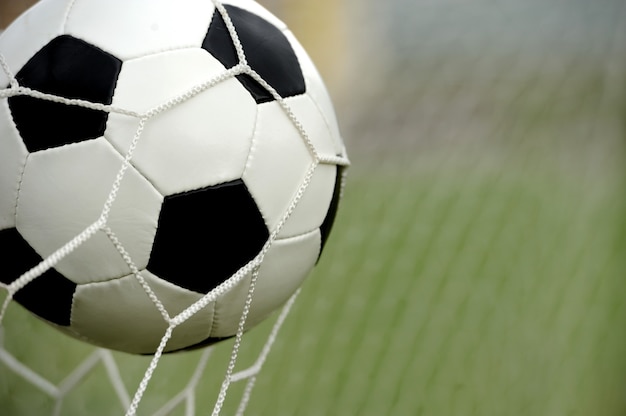 Calcio. La palla vola nel cancello della rete