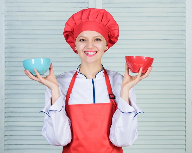 Calcola la normale porzione di cibo Calcola le porzioni di cibo Dieta e concetto di dieta Donna cuoca ciotole Quante porzioni vorresti mangiare Calcola la quantità di calorie che stai consumando