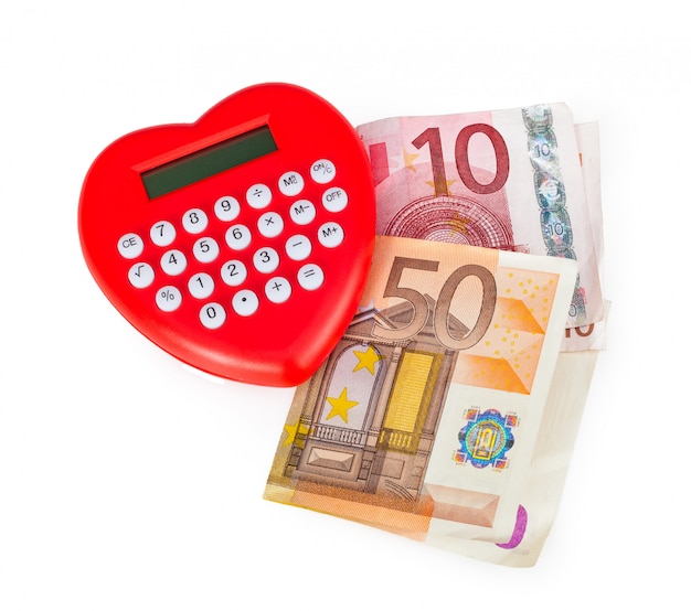 Calcolatrice a forma di cuore rosso con banconote in euro.