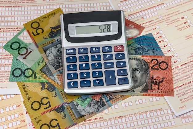 Calcolatrice con dollari australiani e modulo fiscale