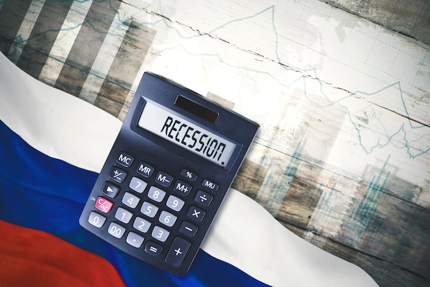 Calcolatrice con parola di recessione sulla bandiera della Russia