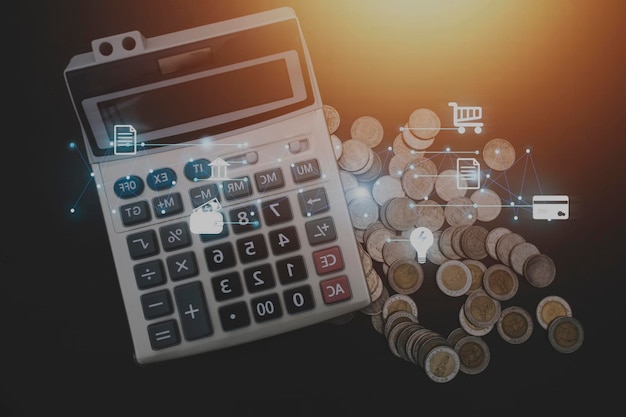 Calcolatrice di monete di denaro e alcuni articoli di cancelleria sulla vista superiore del tavolo in legno con il concetto di sfondo finanziario dello spazio della copia