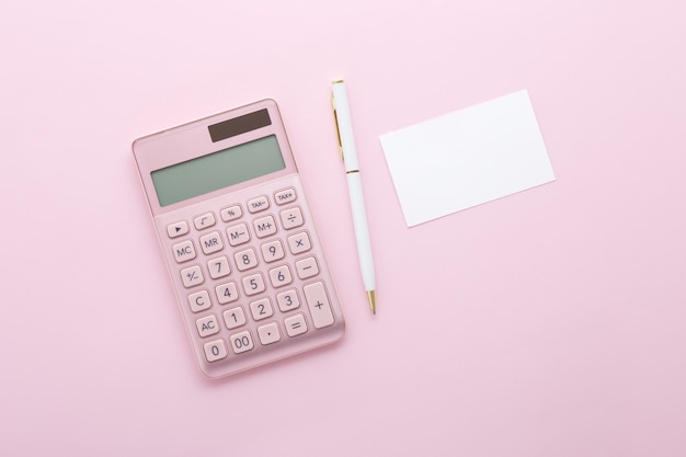 Calcolatrice in oro rosa con penna e biglietto da visita