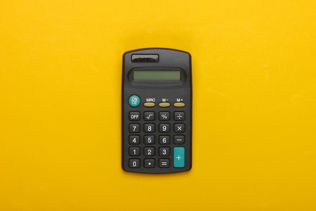 Calcolatrice nera su giallo.