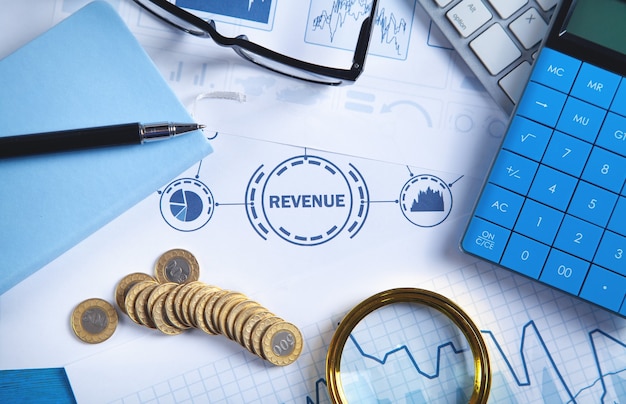 Calcolatrice, occhiali, penna, monete. Reddito. Finanza. Crescita