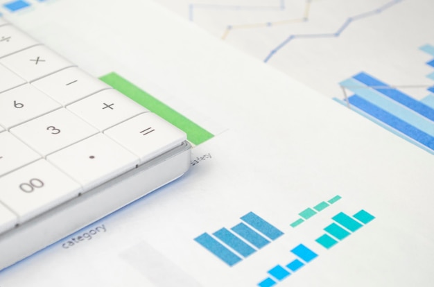 Calcolatrice su sfondo bianco Analisi delle finanze Grafico Vista dall'alto Concetto di business