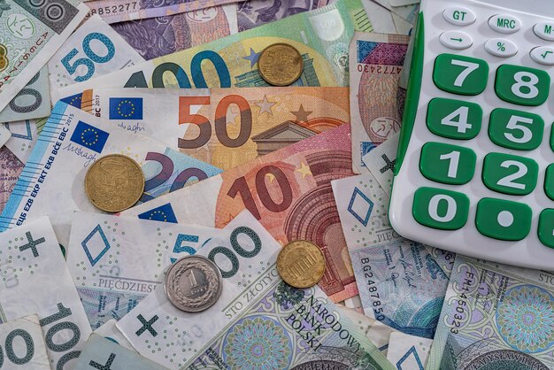 Calcolatrice su zloty polacchi e banconote in euro. concetto finanziario