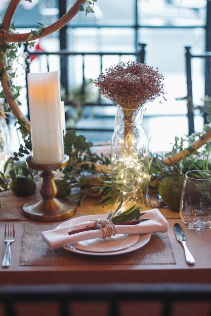 Calda decorazione da tavola per matrimoni all'aperto