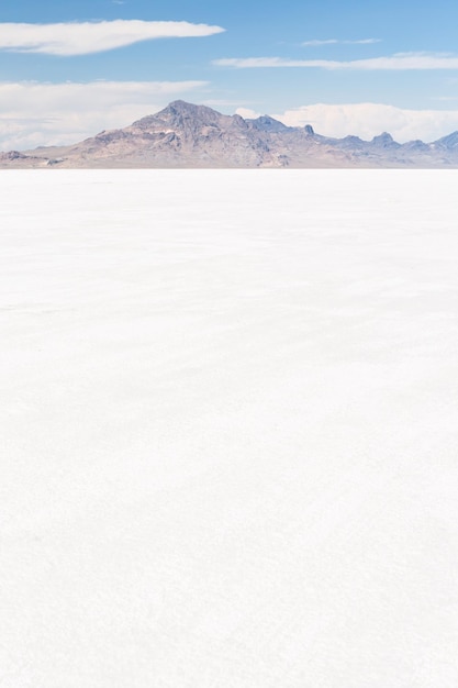 Calda giornata estiva a Bonneville Salt Flats, Utah.