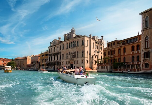 Calda giornata estiva nella romantica Venezia, Italia. Vista dal ponte dell'Accademia