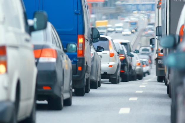 calda giornata estiva sul paesaggio stradale nel traffico / vista urbana astratta nel traffico