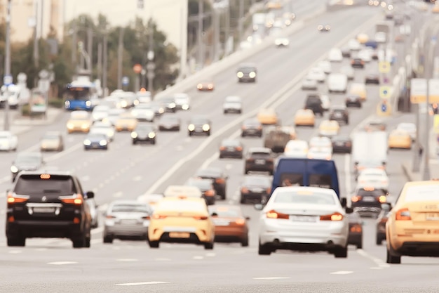 calda giornata estiva sul paesaggio stradale nel traffico / vista urbana astratta nel traffico