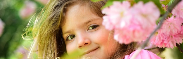 Calda giornata primaverile previsioni del tempo viso e cura della pelle allergia ai fiori bambina nella soleggiata primavera