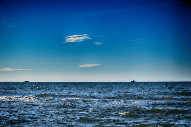Foto calda giornata senza nuvole sulla spiaggia paesaggio del mar baltico in polonia