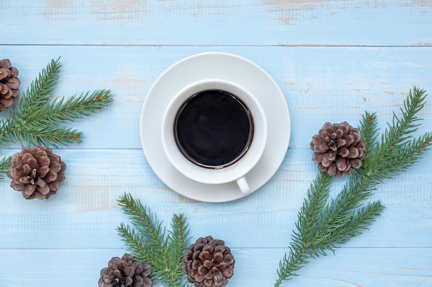 Calda tazza di caffè nero con decorazioni natalizie, Happy New Year e vacanze di Natale