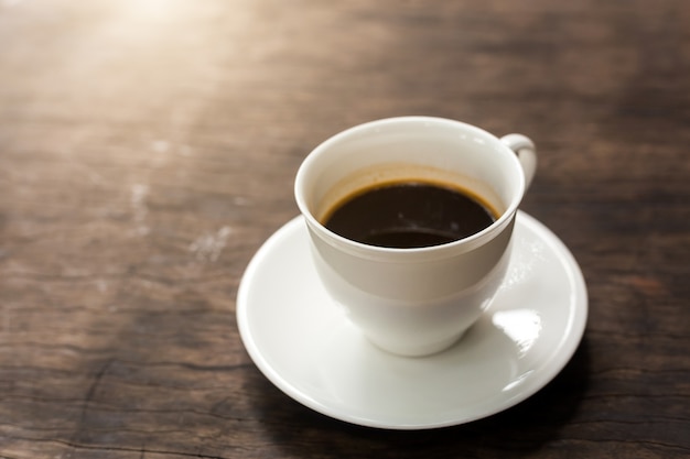 Calda tazza di caffè nero sul tavolo