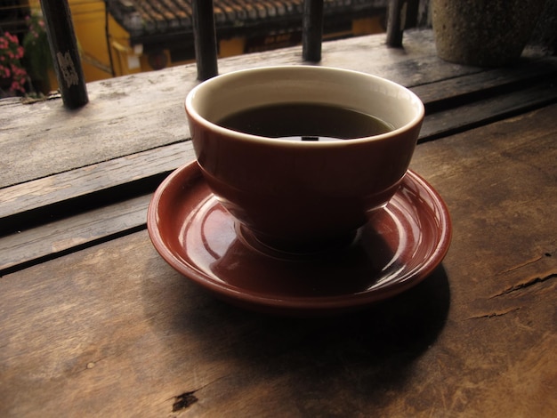 Caldo di caffè sul tavolo di legno