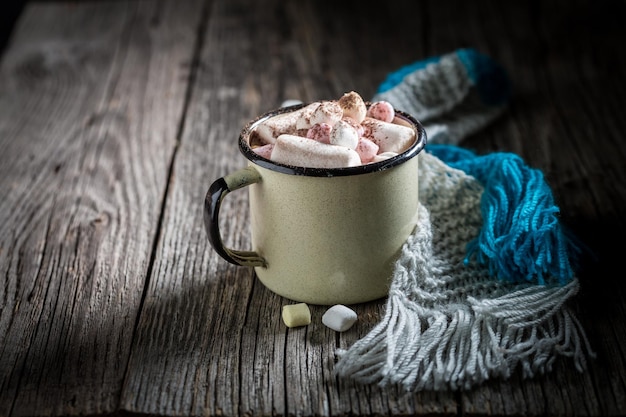 Caldo e gustoso cacao con sciarpa blu per Natale