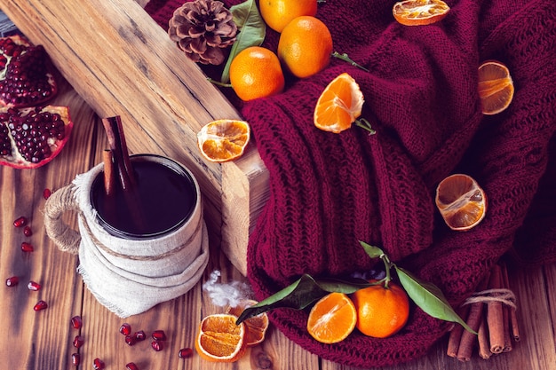 Caldo inverno con tè e mandarini