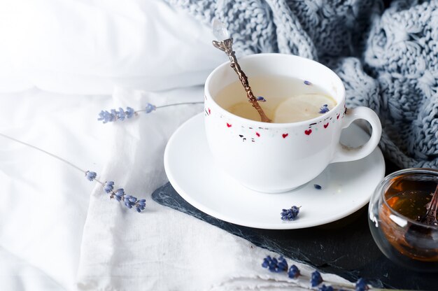 Caldo maglione lavorato a maglia, tazza di tè caldo