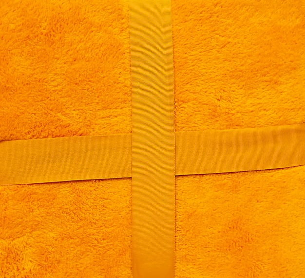 Caldo morbido plaid giallo superficie da vicino. Trama di tessuto sintetico.
