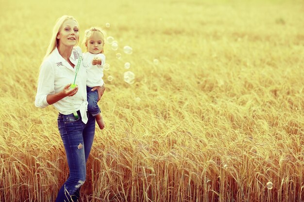 caldo ritratto di madre e figlia in stile country nel campo