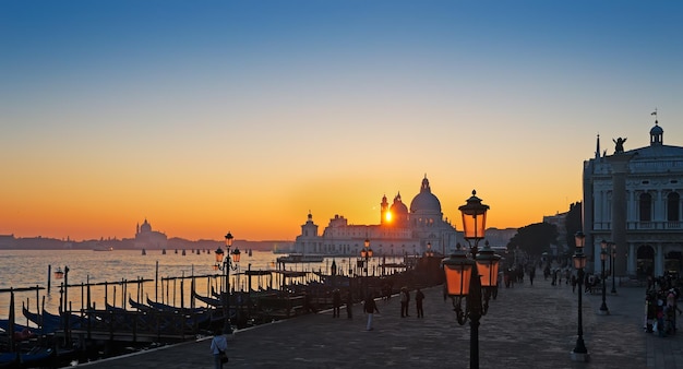 Caldo tramonto a Venezia Italia