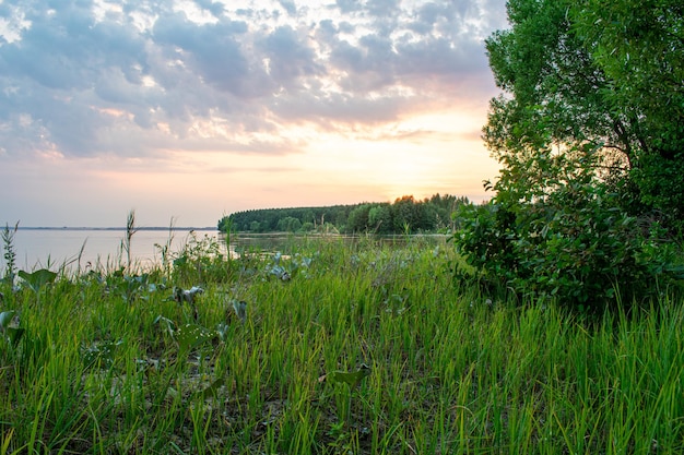 Caldo tramonto estivo sul fiume Volga