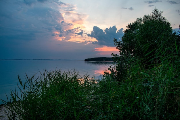 Caldo tramonto estivo sul fiume Volga