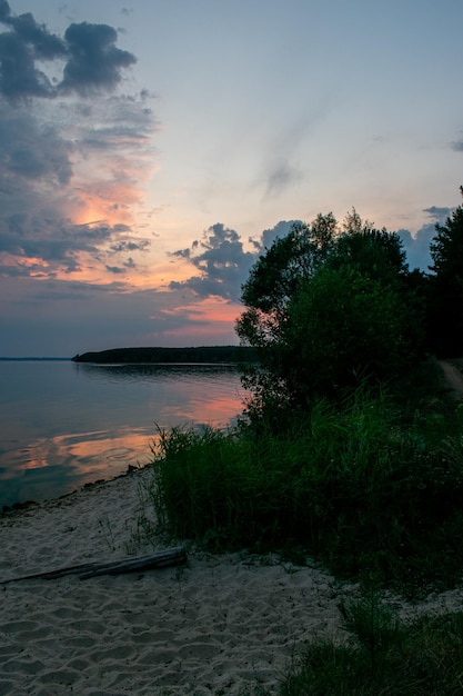 Caldo tramonto estivo sul fiume Volga