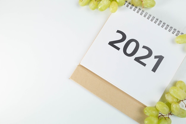 calendario 2021 a parte accanto ai grappoli d'uva