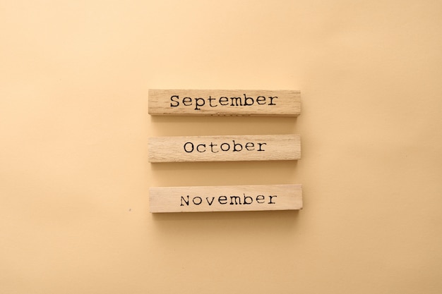 Calendario autunnale in legno mesi su cubi di legno.