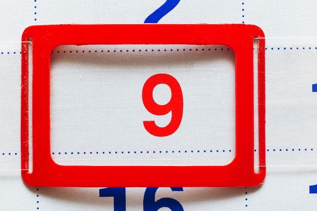 Calendario bianco con data segnata nona