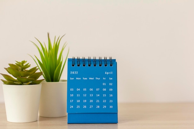 Calendario blu desktop per aprile 2022 sul tavolo