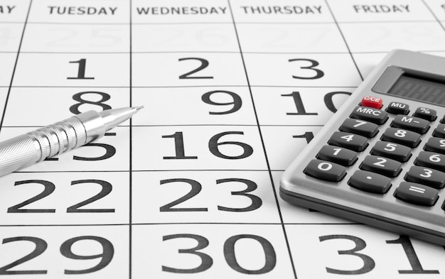 Calendario cartaceo con penna e calcolatrice