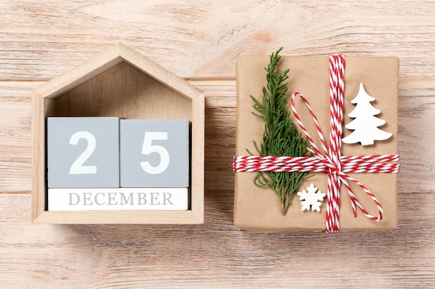 Calendario con data 25 dicembre e scatole regalo su colore, concetto di Natale