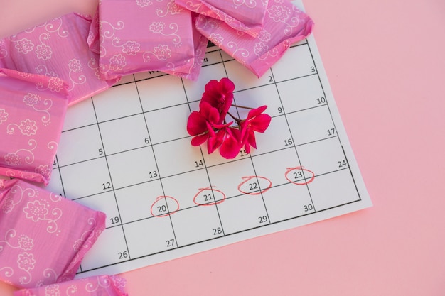 Calendario con fiori e assorbenti igienici