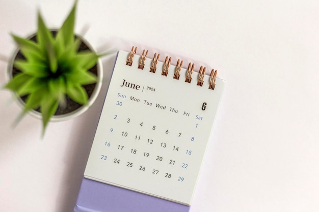 Calendario da scrivania per giugno 2024 su sfondo bianco