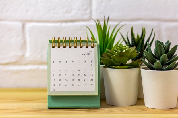 Calendario da scrivania per giugno 2024 sul posto di lavoro