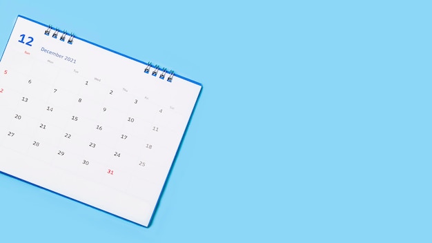 Calendario da tavolo bianco su sfondo blu, concetto di pianificazione