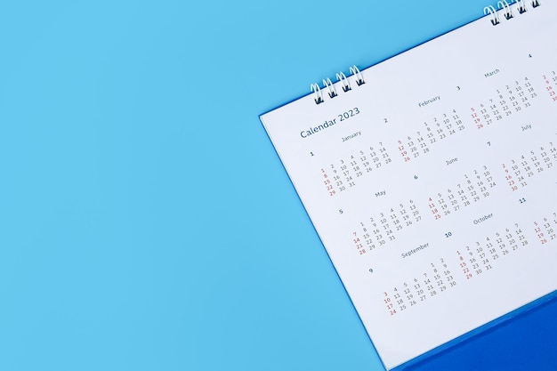 calendario da tavolo bianco su sfondo blu