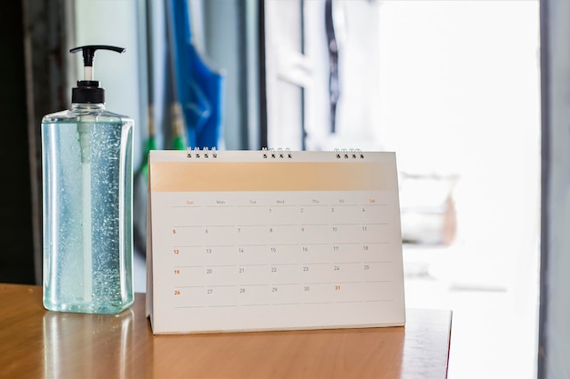 Calendario da tavolo bianco sul concetto di pianificazione del tavolo in legno scuro