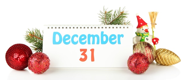 Calendario, decorazioni per il nuovo anno e abete, isolato su bianco