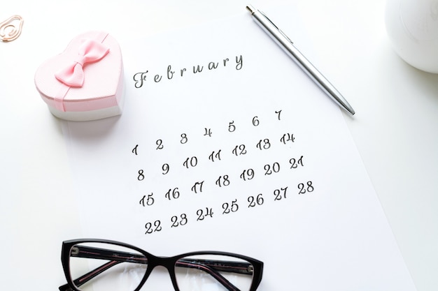 Calendario del 14 febbraio con cuore regalo rosa sulla carta di San Valentino in alto