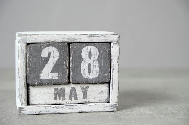 Calendario del 28 maggio realizzato con cubi di legno sfondo grigioCon uno spazio vuoto per il testo