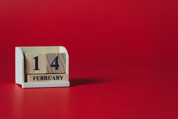 Calendario del blocco di legno e copyspace rosso, tema di San Valentino