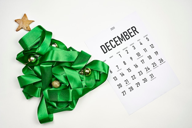 Calendario del mese di dicembre e decorazioni natalizie