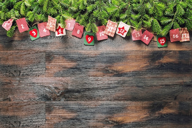 Calendario dell'Avvento con decorazioni per i regali di Natale