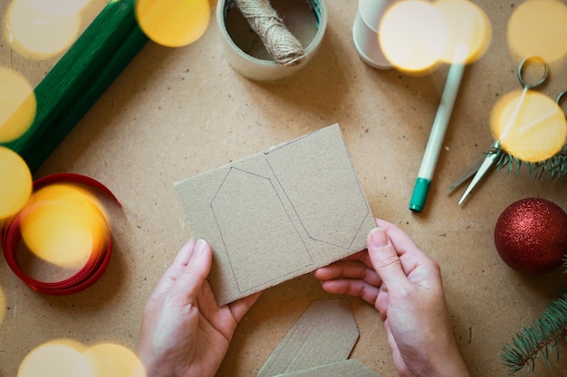 Calendario dell'avvento di Natale con regali per bambini. Istruzioni fai da te, passo dopo passo. Messa a fuoco selettiva, calda tonalità vintage