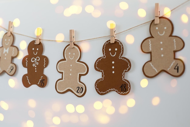 Calendario dell'Avvento di Natale Figure sotto forma di biscotti allo zenzero sorridenti Concetto hobby Fai da te